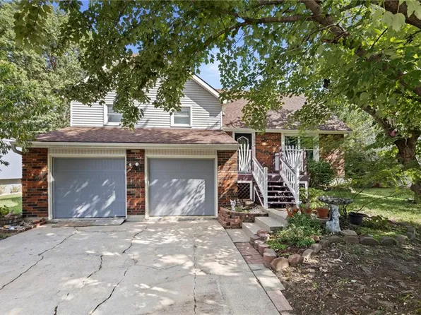 1944 E Sleepy Hollow Dr, Olathe, KS 66062