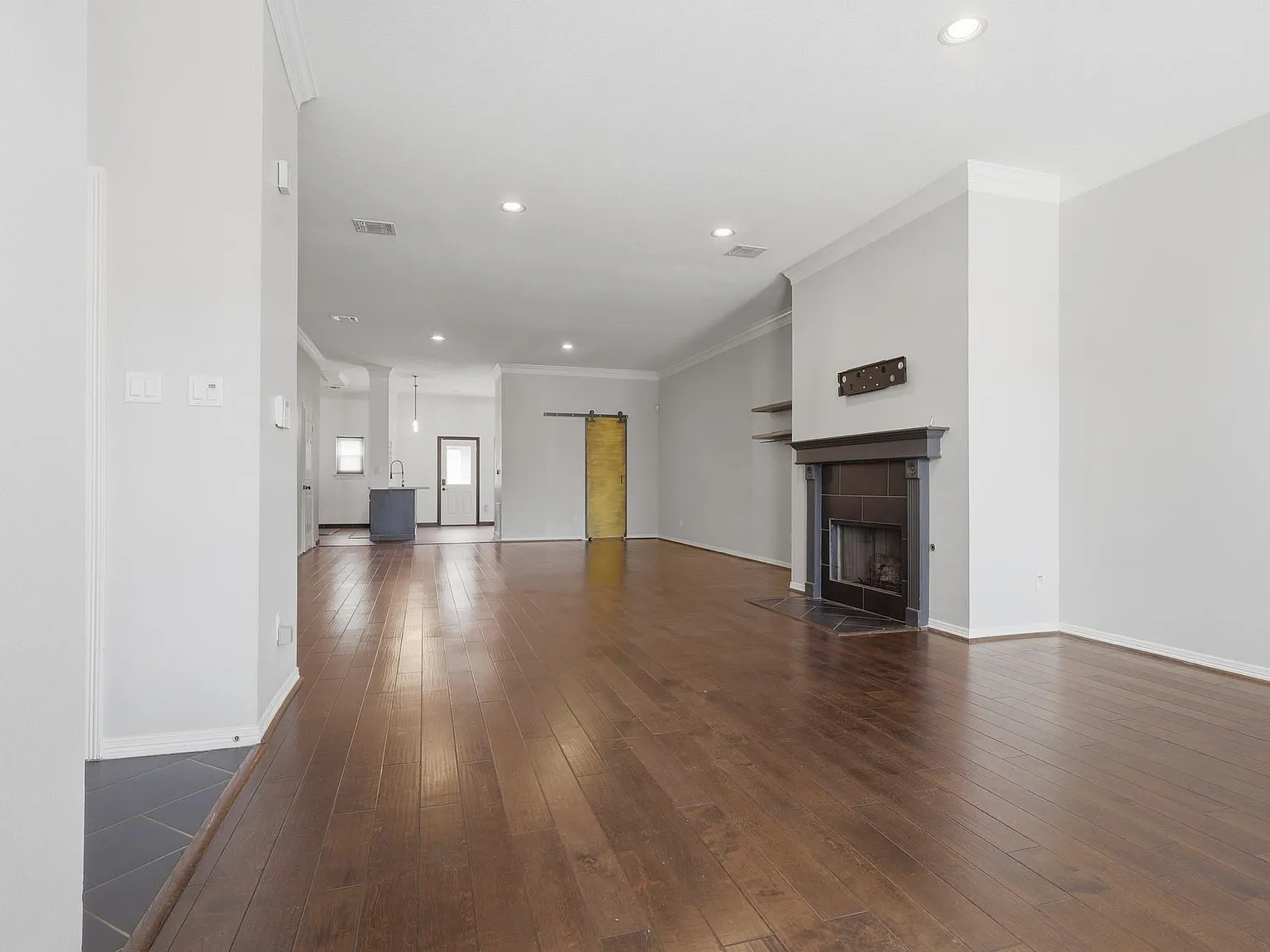 3 bed, 2.5 bath, 2906 sqft, $3,200 — Photo 4