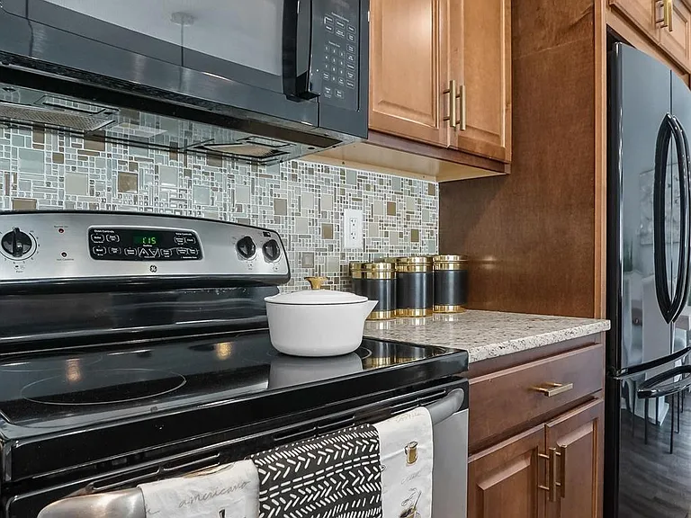 2905 W Hickory Grove Rd — Photo 16