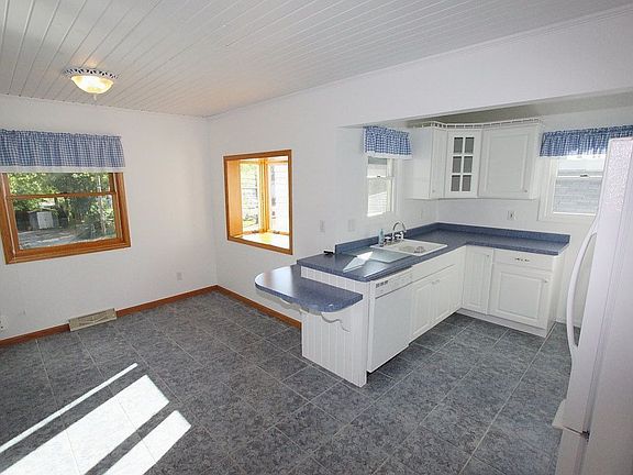 3rd image of W230 Lake St