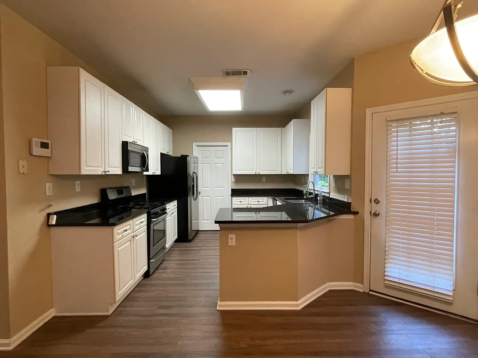 4 bed, 2.5 bath, 2428 sqft, $2,500 — Photo 4