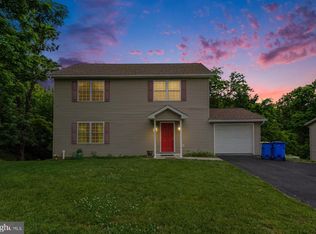 725 Lindenwood Ln, Steelton, PA 17113