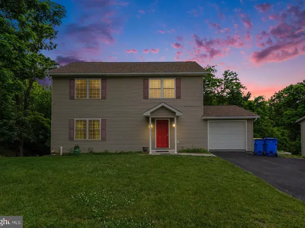 725 Lindenwood Ln, Steelton, PA 17113