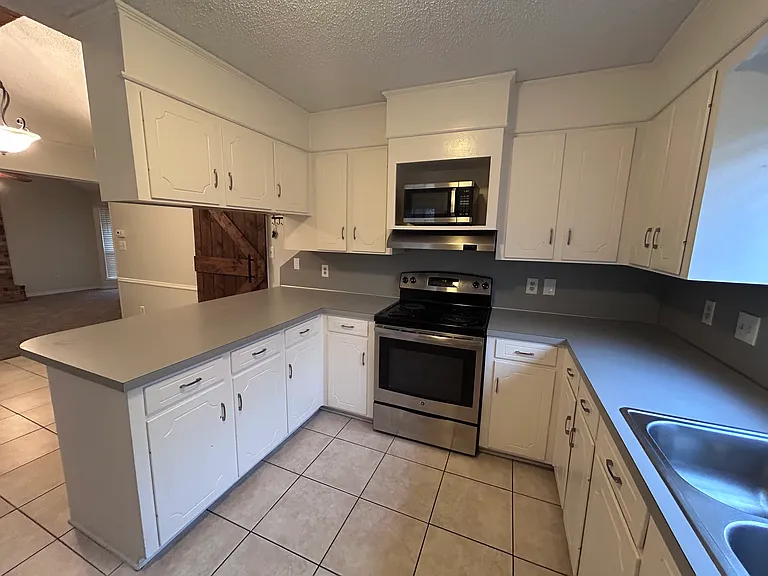 2614 Palmetto Dr — Photo 5