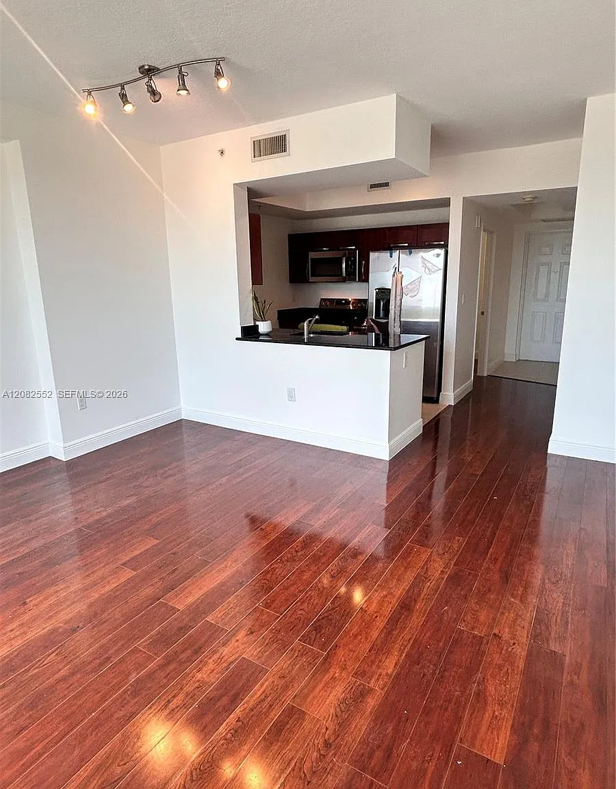 Downtown Dadeland Condo N — Photo 1
