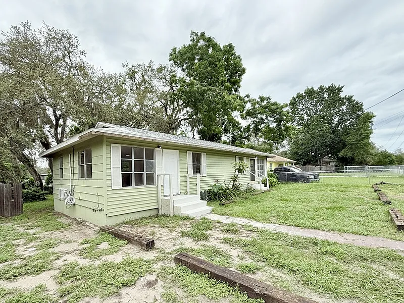 1 bed, 1.0 bath, 650 sqft, $995 — Photo 2
