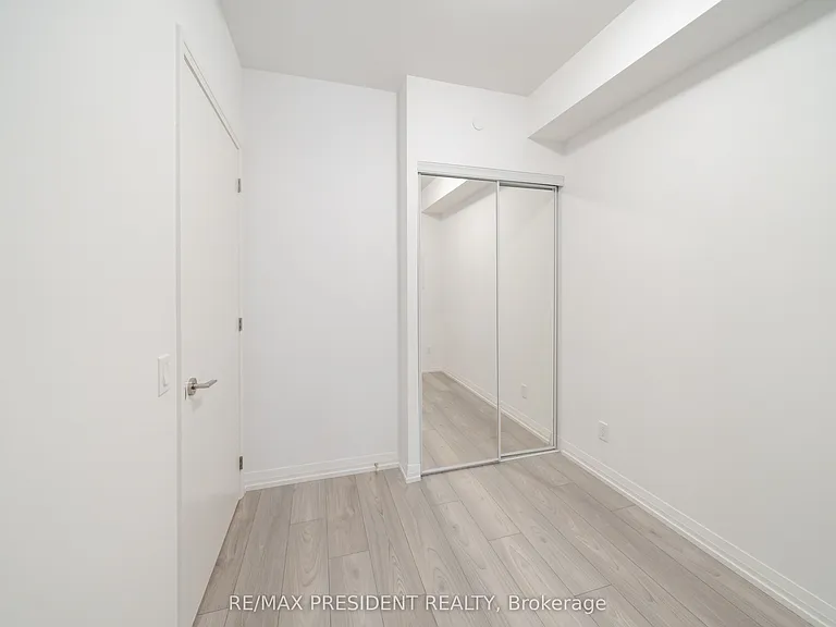 400 King St W #511 — Photo 16