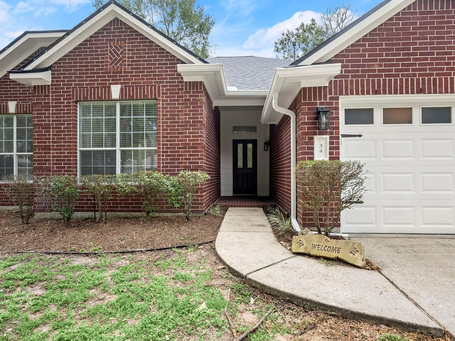 4 bed, 2.0 bath, 2083 sqft, $2,375 — Photo 2