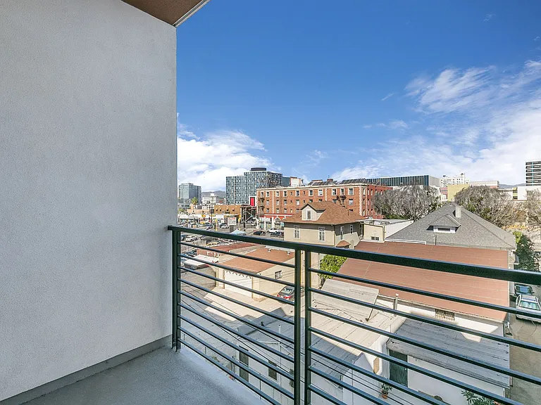 825 Coronado — Photo 24