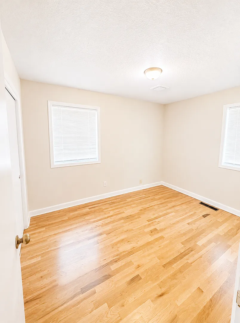 Large 4 Bed, 2 Bath House - 2 Car Garage - Fenced Yard — Photo 4
