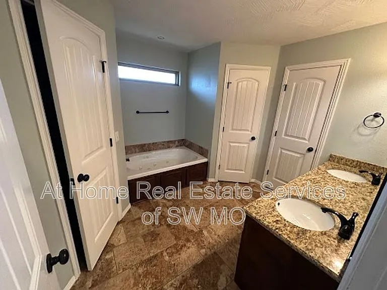 3204 E Bradford St — Photo 8