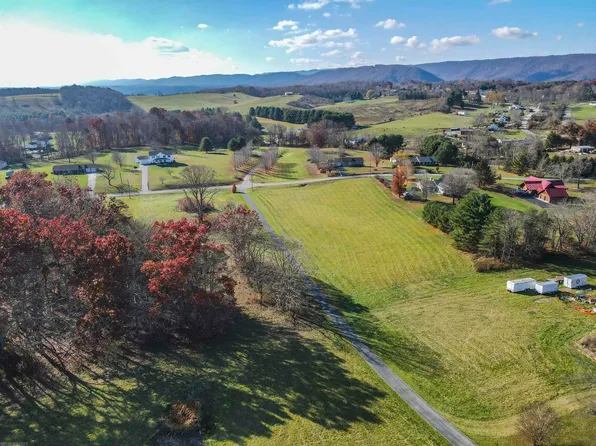 Sterling Dr, Blacksburg, VA 24060