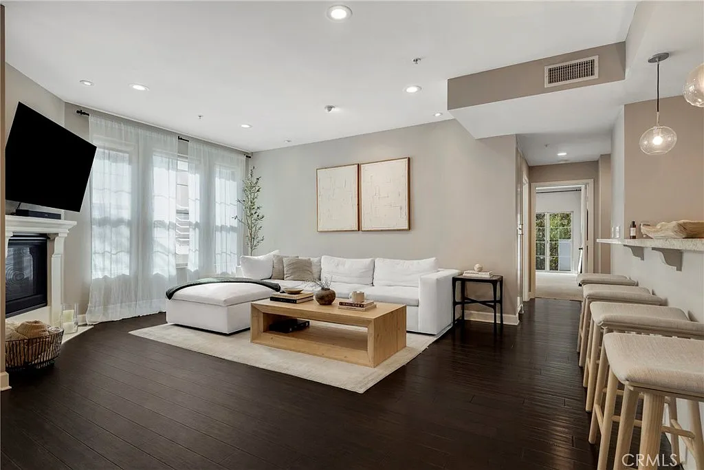 2 bed, 1400 sqft, $4,500 — Photo 1