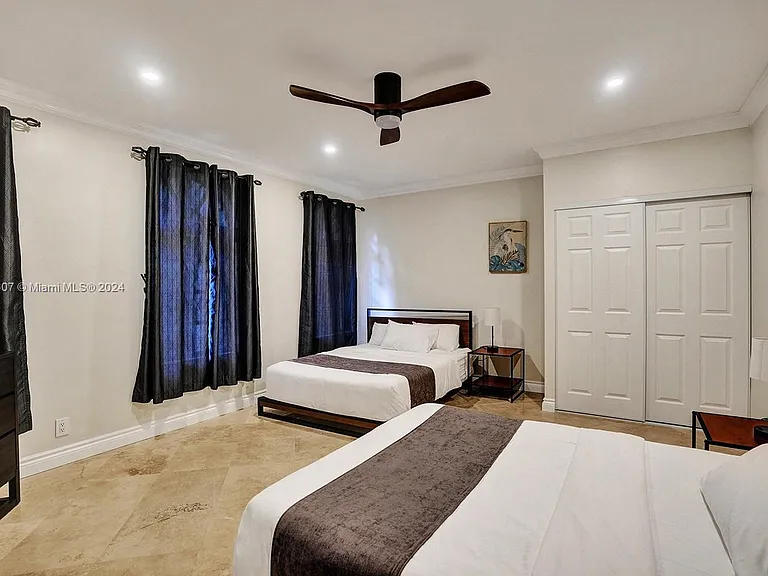 1049 N Southlake Dr — Photo 11