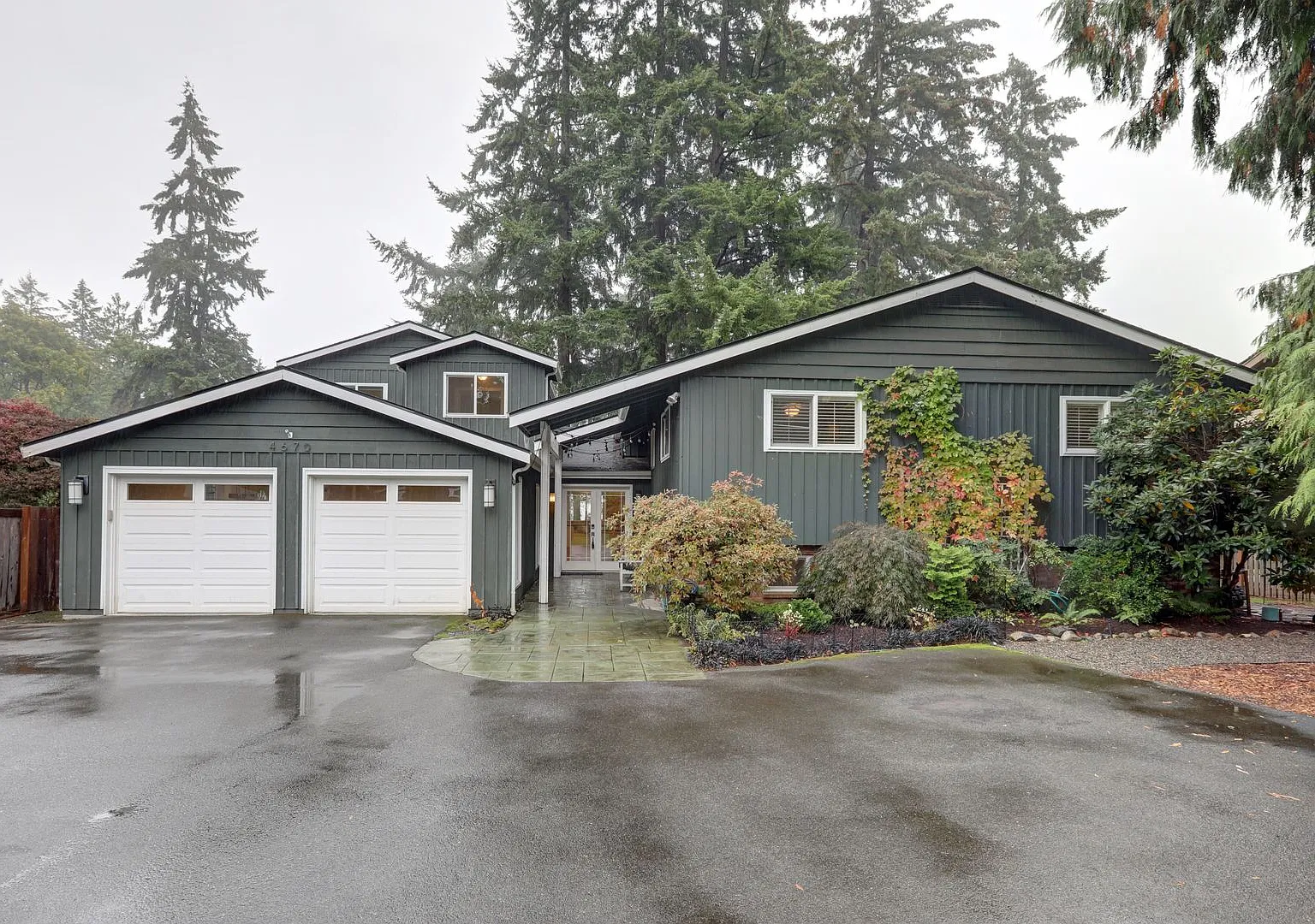 Mercer Island: 5-Bed, 4-Bath Home with Water Views, Large Yard, Updated Kitchen, Private Primary ... — Photo 2