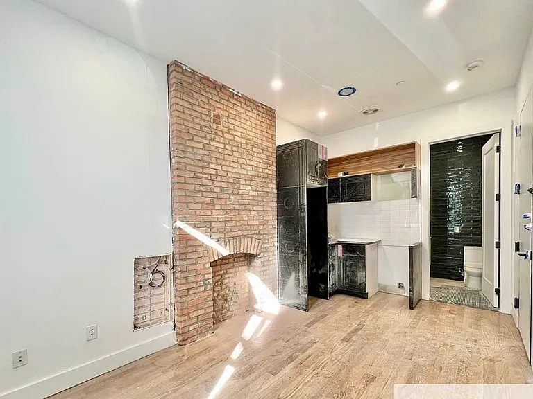 703 E 6th St #1A — Photo 4