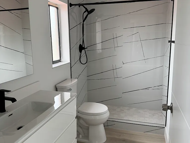 Second floor comunal bathroom