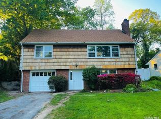 15 Pearwood Dr, Huntington Station, NY 11746