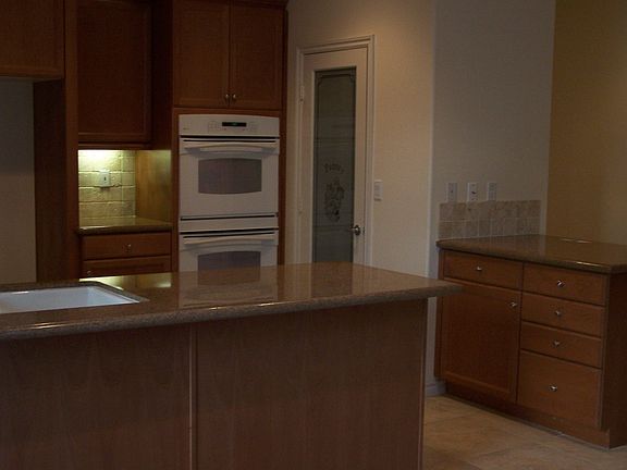 Granite countertops & walk-in pantry