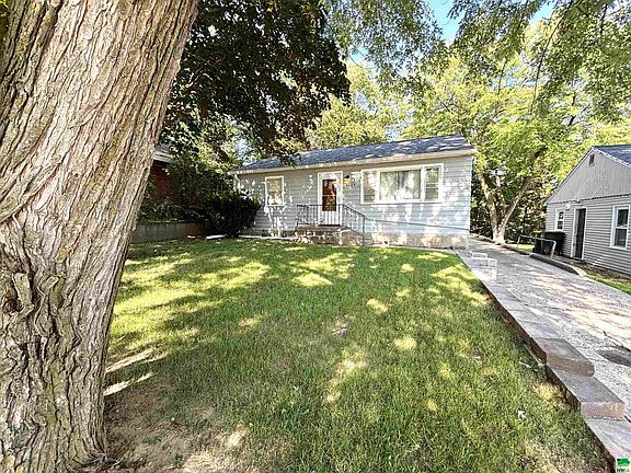 2nd image of 2623 Douglas St