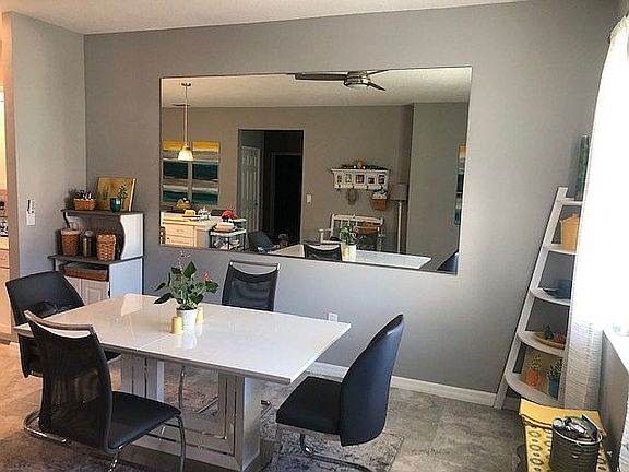 Dining area w/mirror