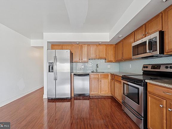 2nd image of 200 Lombard St #607