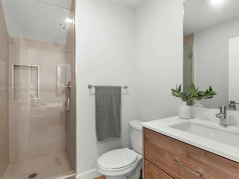 1376 SW 4th St — Photo 3