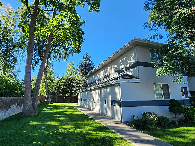 Cobblestone Court Apartments — Photo 9