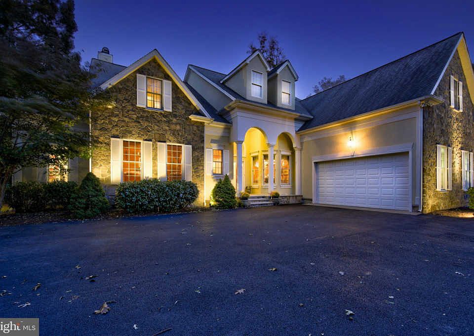 1st image of 16 Kings Creek Cir