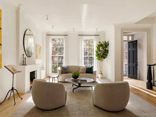 125 West 11th Street image 3 of 24