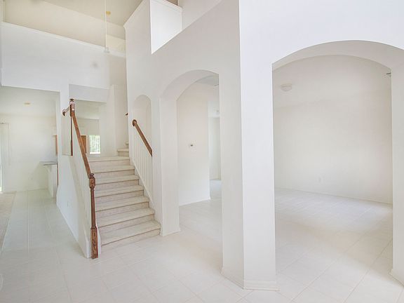 3rd image of 25511 Bruford Blvd