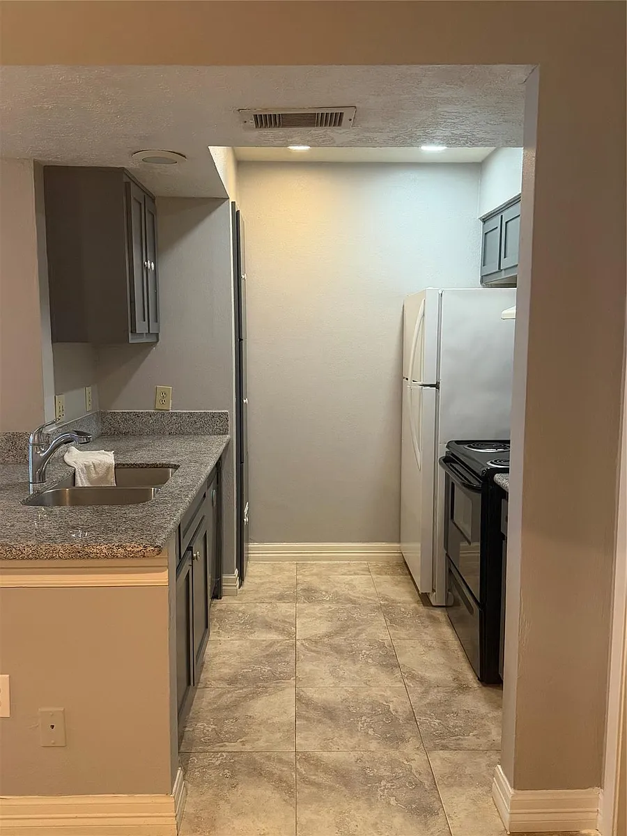 Building Photo - 3919 Fairmont Pkwy #205