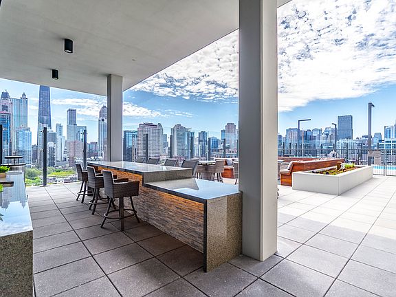 4th image of 905 N Orleans St #2184210