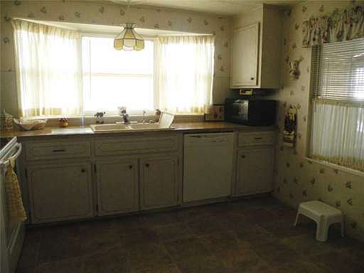 5th image of 38 Palm Forest Dr