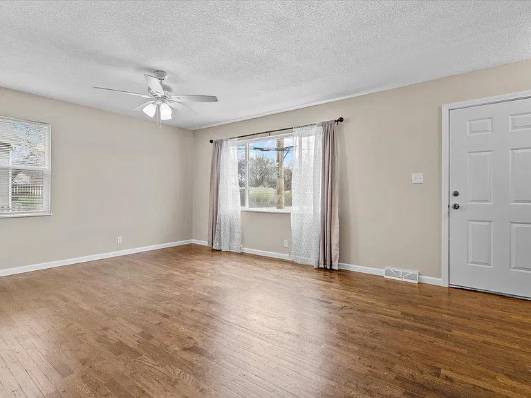 811 Thornton St — Photo 3