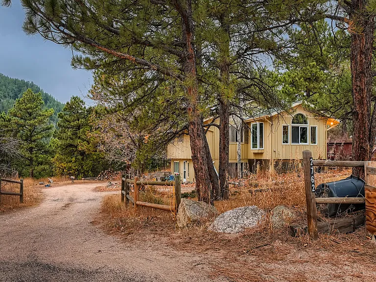 Private 4 acre lot in mountains with hot tub and 10 minutes from downtown boulder.