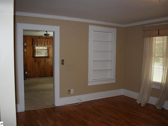 4th image of 221 Berkley Ave