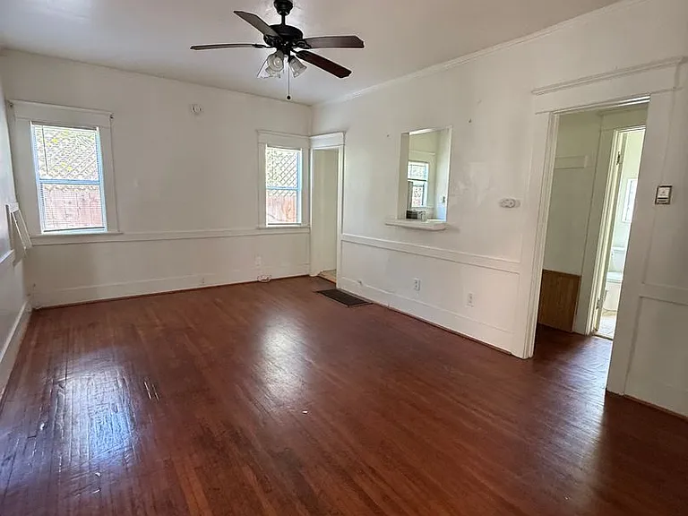 1614 E Broadway — Photo 2