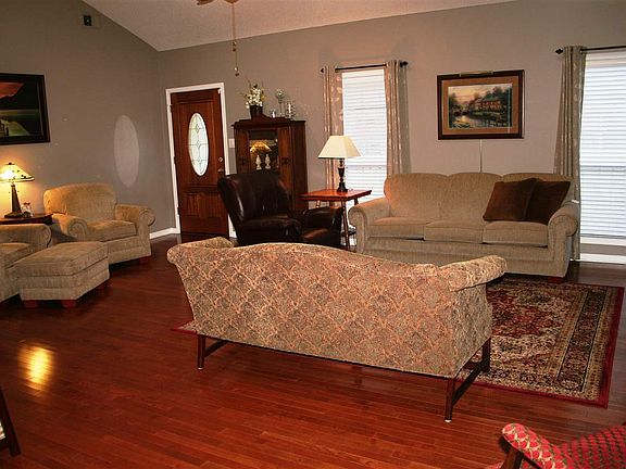 4th image of 25 White Oak Cir
