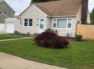 91 Pickwick Ln, North Babylon, NY 11703