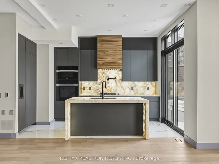1002 Spadina Rd — Photo 4