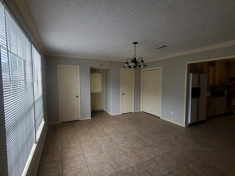 217 Wellington St — Photo 8