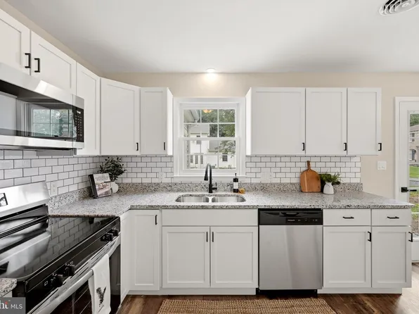 10 Standish Ct, Charles Town, WV 25414