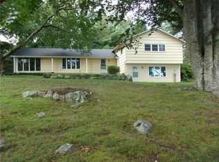 7 Hill Side St, Saunderstown, RI 02874
