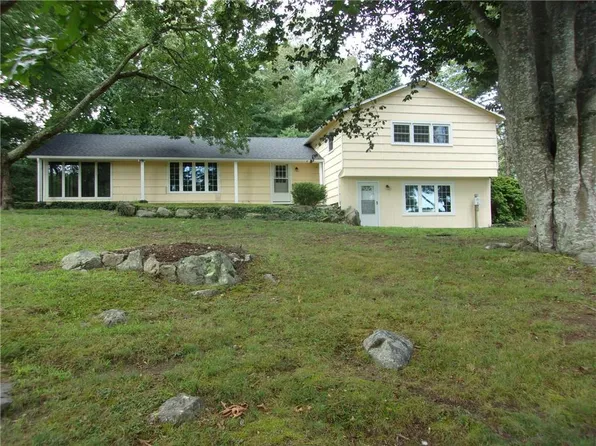 7 Hill Side St, Saunderstown, RI 02874