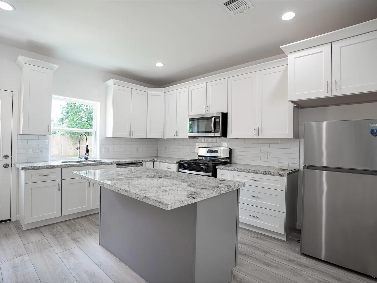3 bed, 2.0 bath, 1400 sqft, $1,790 — Photo 3