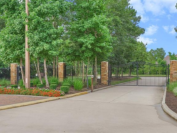 3rd image of 154 Russet Bend Pl N
