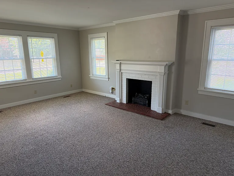 835 W 6th St — Photo 2
