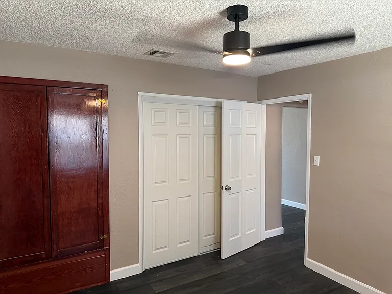 11203 Roswell Ave — Photo 2