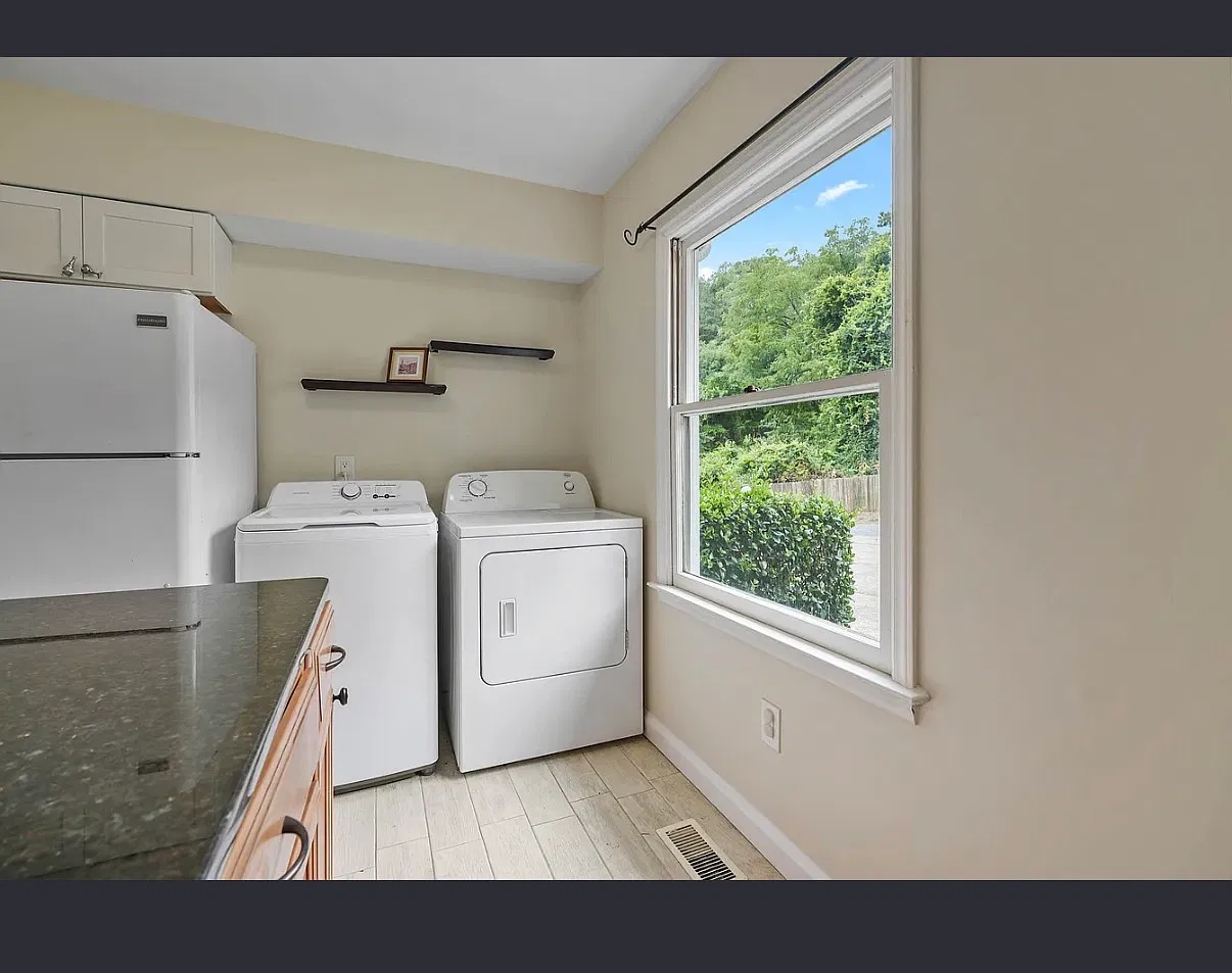 2 bed, 1.5 bath, 1056 sqft, $1,400 — Photo 2